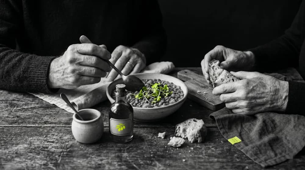 Ältere Menschen in einer mediterranen Dorfgemeinschaft beim gemeinsamen Essen — soziale Bindung als Langlebigkeits-Faktor