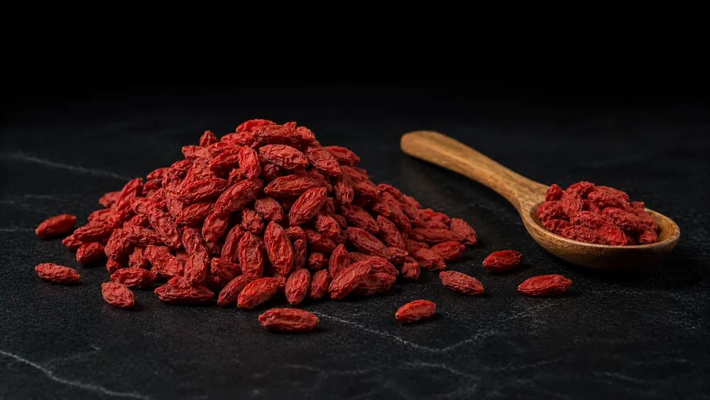 Getrocknete Goji-Beeren auf dunklem Steinuntergrund