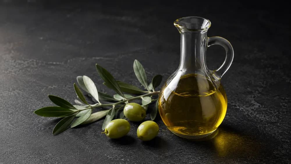 Extra-vergine Olivenöl mit sichtbaren Olivenzweigen