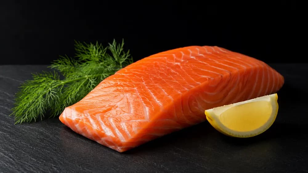 Filet von rohem Wildlachs auf dunklem Untergrund
